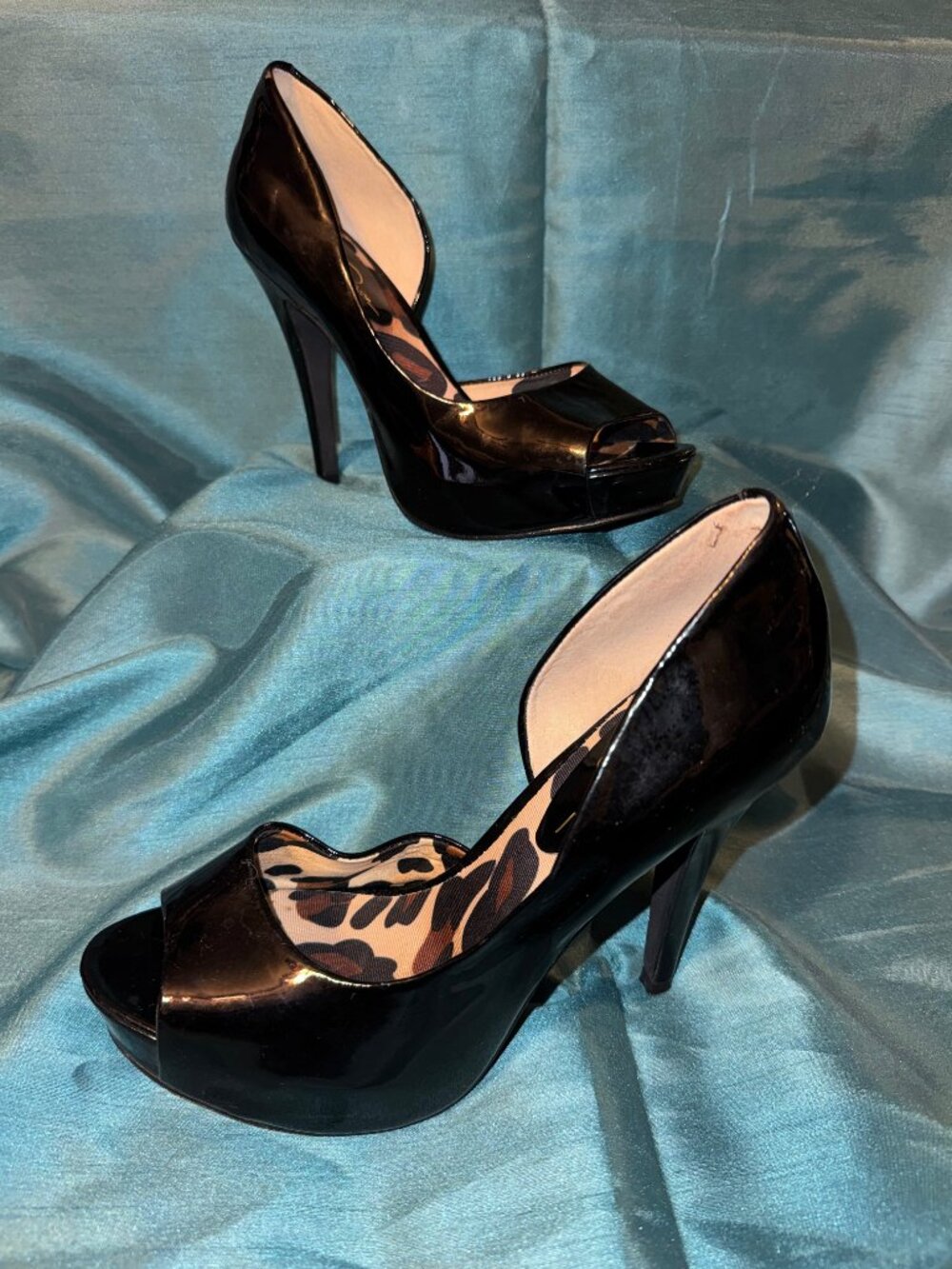 Vintage Jessica Simpson Patent peep toe platform pumps with leopard print lining